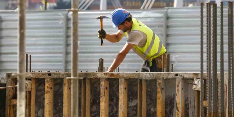 Imagen de un constructor/El Confidencial El sector de la construcción disminuye en España