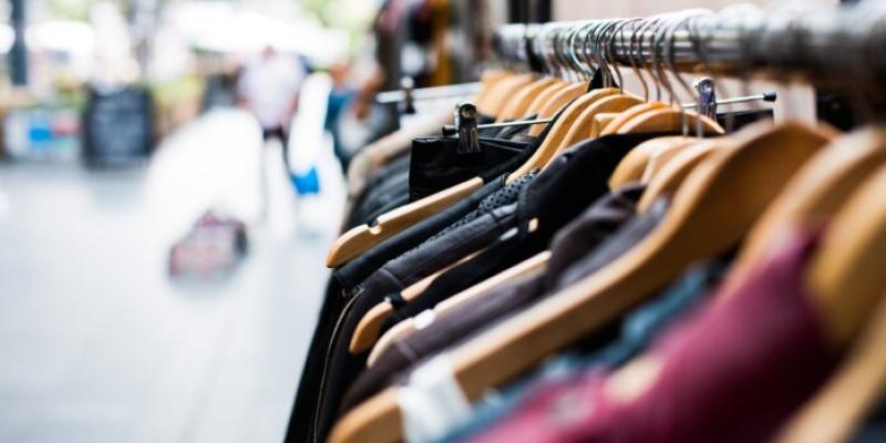 Imagen de perchas con prendas de ropa/Ambientum Compromiso con la sostenibilidad