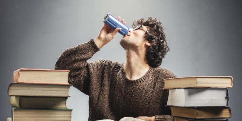 Adolescente consumiendo bebidas energéticas - Foto: Envato Elements Adolescente consumiendo bebidas energéticas
