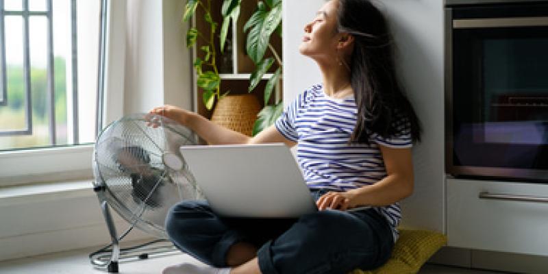Imagen de una chica con un ventilador/envatoelements Consumo de energía en función del ventilador