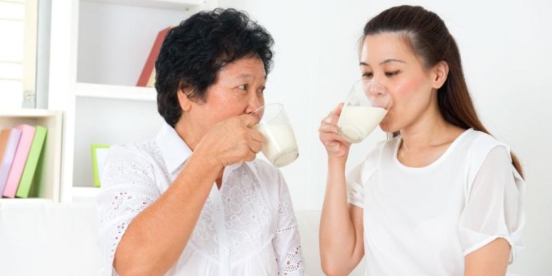 Imagen de dos personas bebiendo leche/Clinica Diet ¿Los adultos necesitan tomar leche?