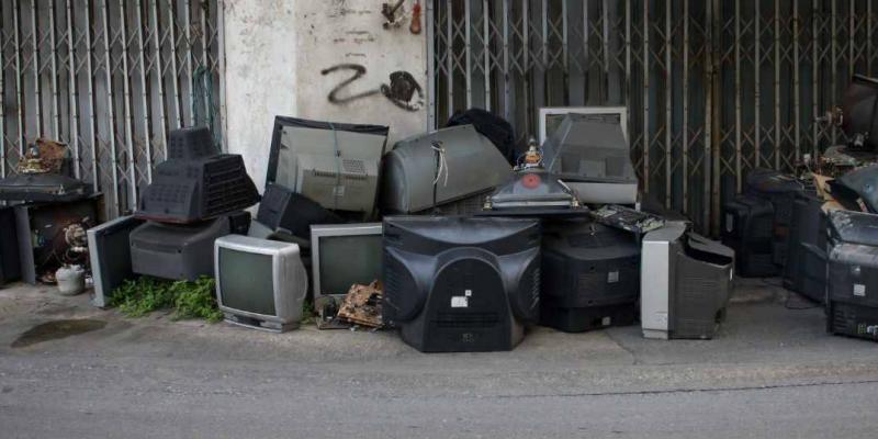 Consumo sostenible Televisores usados en la basura / Imagen de Acciona