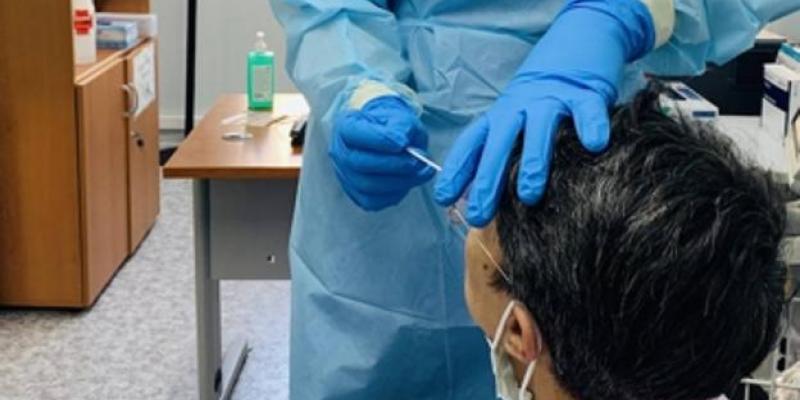 Imagen de un sanitario realizando un test de antígenos/Diario Sur Un porcentaje de la población no se ha contagiado aún de Covid