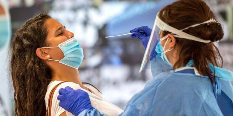 ¿Es importante dónde nos contagiamos? Chica realizándose la prueba PCR / FOTO: Nius diario