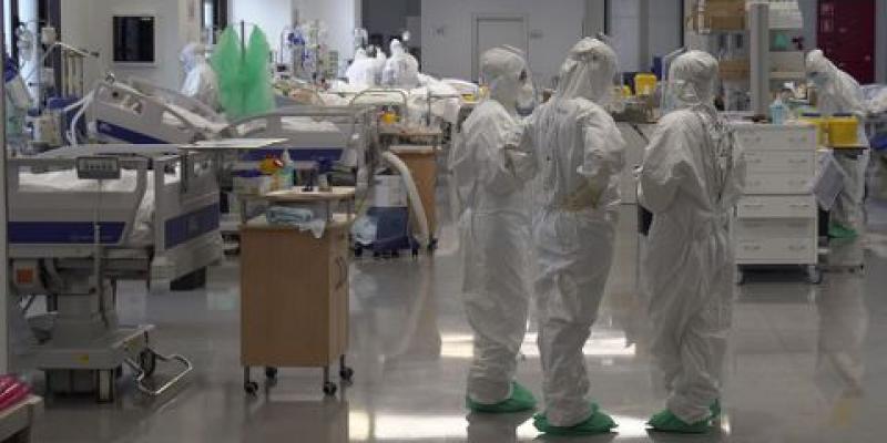 Contagios en España Grupo de sanitarios con el EPI por Covid-19 / Imagen de Nius Diario