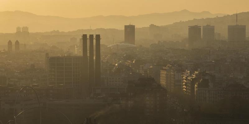 Aspecto del cielo sobre Barcelona en un episodio intenso de contaminación de la pasada primavera.
