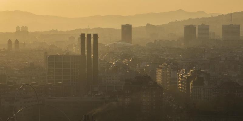 Imagen de JULIO CARBÓ Aspecto del cielo sobre Barcelona en un episodio intenso de contaminación de la pasada primavera.
