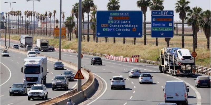 Subida de la contaminación. Tráfico en la autovía S-30, a la salida de Sevilla, este lunes