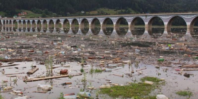 Ejemplo de contaminación de lagos