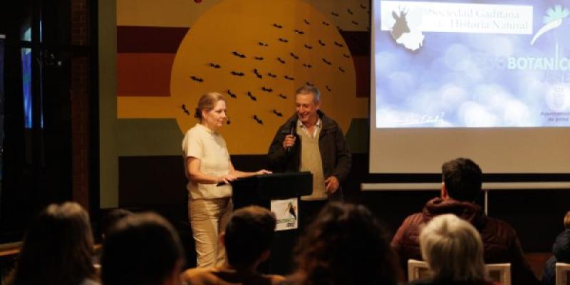 Contaminación lumínica y biodiversidad/ La Voz del Sur Heike Mai durante la charla sobre contaminación lumínica