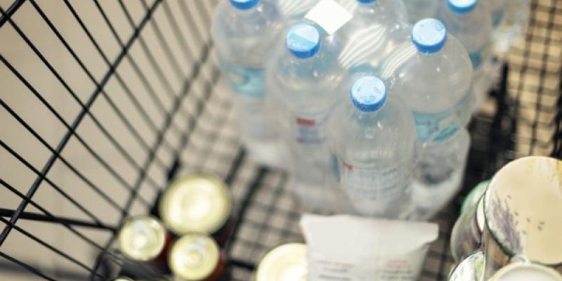 Ejemplo de contaminación plástica comprando en el supermercado