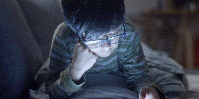 Contenido en Internet Menor viendo contenido en tablet