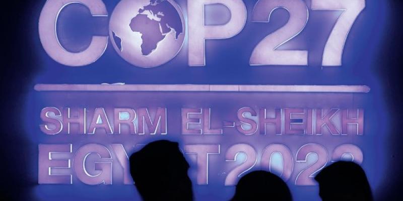 La conferencia de la ONU terminará el 18 de noviembre, pero, a diferencia de otros años, los compromisos fueron más bien pocos. - Foto: Getty images Imagen de un cartel en la COP27