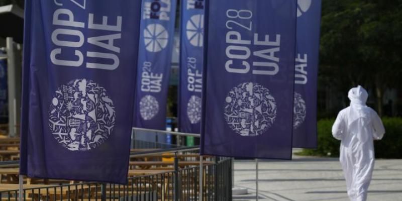 Un hombre camina por las instalaciones de la COP28, en Dubái.