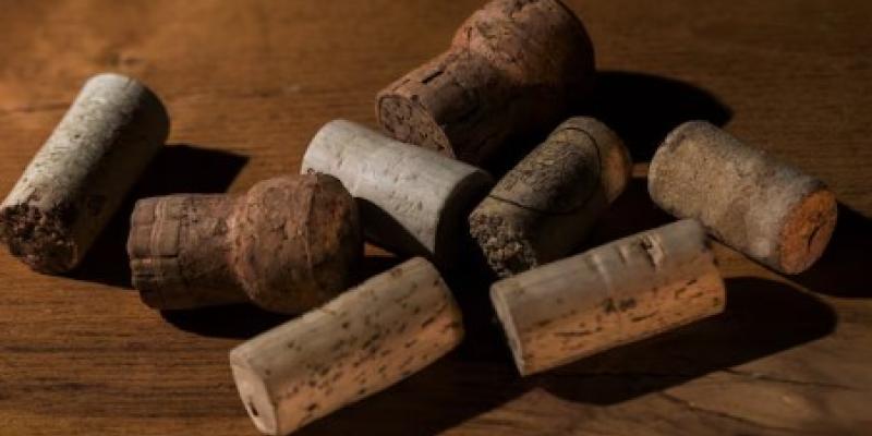 El corcho es importantísimo en la industria del vino El corcho ayuda a conservar los grandes caldos