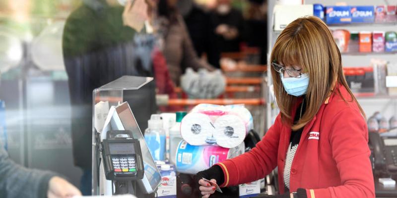 Gel desinfectante y mascarillas agotados por el coronavirus en Italia Gel desinfectante y mascarillas agotados por el coronavirus en Italia