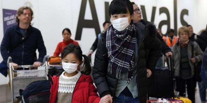 Pasajeros chinos llegan al aeropuerto de Londres. foto de EFE