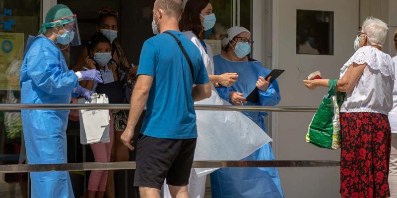 Personal médico durante recogidas de muestras para pruebas de coronavirus en Roma. / EFE / GIUSEPPE LAMI