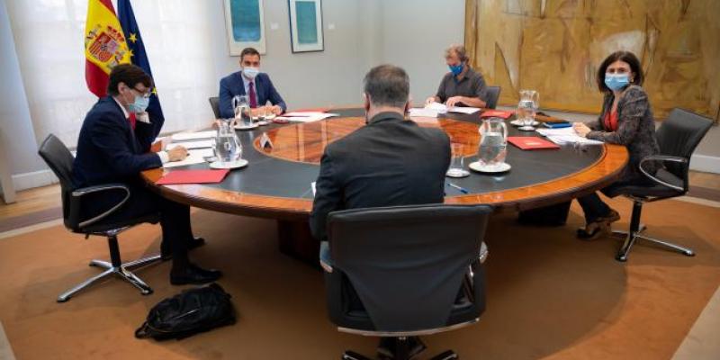 Contagios en el mundo por coronavirus. Foto: EP. Pedro Sánchez con el ministro Illa y Fernando Simón, en el Comité de Seguimiento del coronavirus.