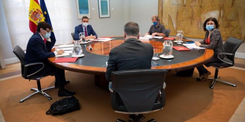 Pedro Sánchez con el ministro Illa y Fernando Simón, en el Comité de Seguimiento del coronavirus.