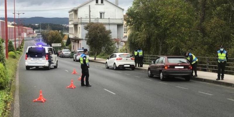 Galicia confina sus grandes ciudades y Cantabria, La Rioja y Murcia endurecen las restricciones para contener la Covid Control de la Policía Local de Ferrol durante el cierre perimetral de la ciudad / POLICÍA LOCAL DE FERROL