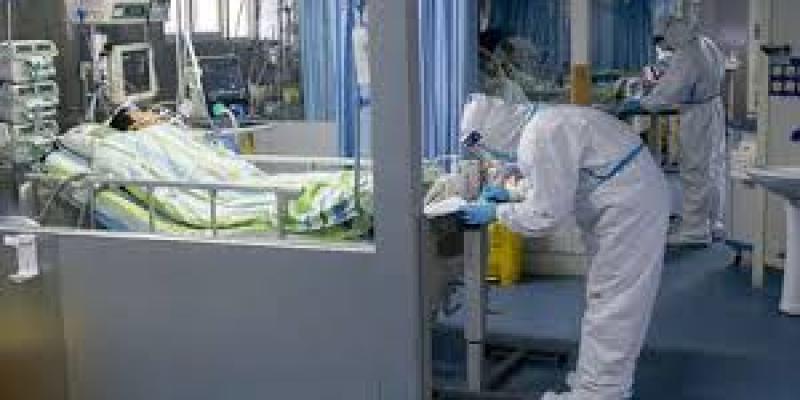 El coronavirus sigue avanzando Unidad de cuidados intensivos en el hospital Zhongnan en Wuhan (China). Foto de Xiong Qi/Xinhua / AP