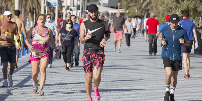 ¿Se considera salir a andar rápido hacer deporte? Caminar o correr: ¿Qué es más beneficioso durante la desescalada?