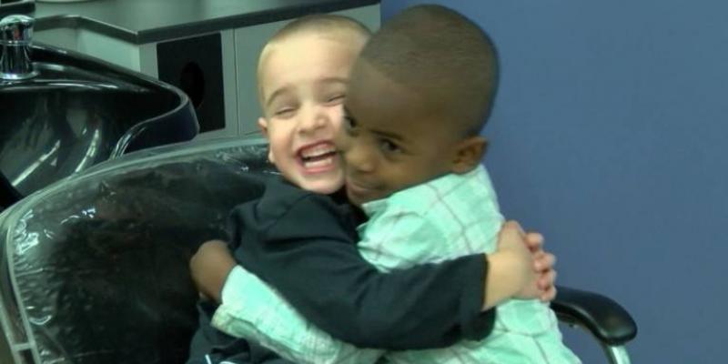 Dos niños se cortan el pelo. Imagen del vídeo de ABC13 El plan perfecto de dos niños de distintas razas para confundir a su profesora