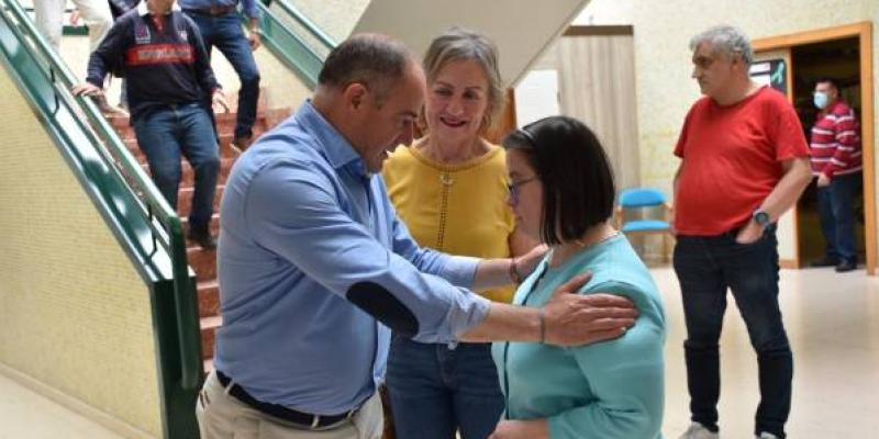 El diputado socialista Emilio Sáez, durante una visita a un centro de Plena inclusión en Albacete 