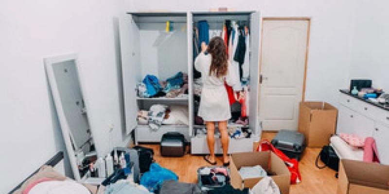 Imagen de una chica en su habitación/ABC Acumulación de cosas en casa