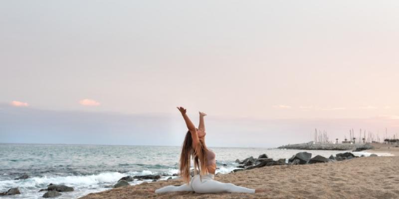 Yoga en la playa - Foto: Envato Elements Yoga en la playa