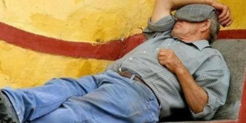 Un hombre echando la siesta La siesta es una de las costumbres españolas más famosas
