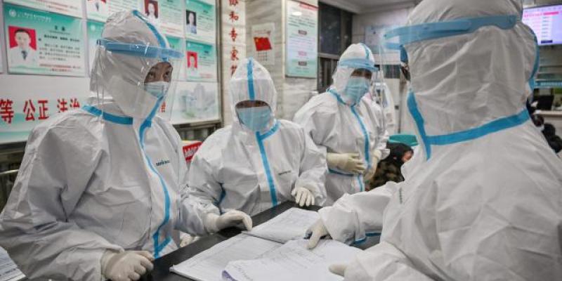 Un grupo de trabajadores médicos vestidos con trajes especiales para evitar contagiarse.