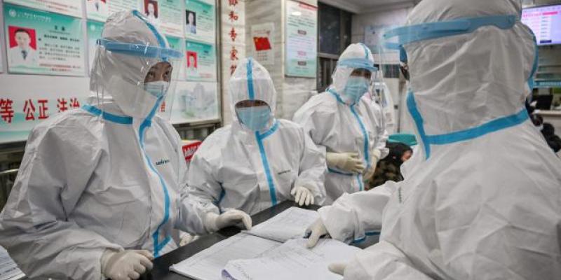 Un grupo de trabajadores médicos vestidos con trajes especiales para evitar contagiarse de coronavirus Un grupo de trabajadores médicos vestidos con trajes especiales para evitar contagiarse.