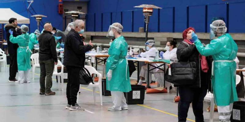 Los contagios rozan los 800 casos y triplica la franja de riesgo extremo por Covid-19 La transmisión roza los 800 casos y triplica la franja de riesgo extremo marcada por Sanidad