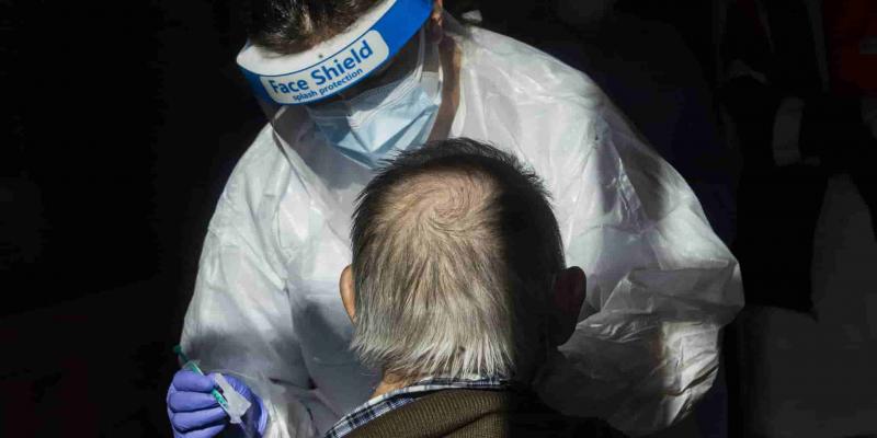Imagen de un médico realizando una PCR a una persona mayor/El Mundo La incidencia de Covid en mayores cae en España