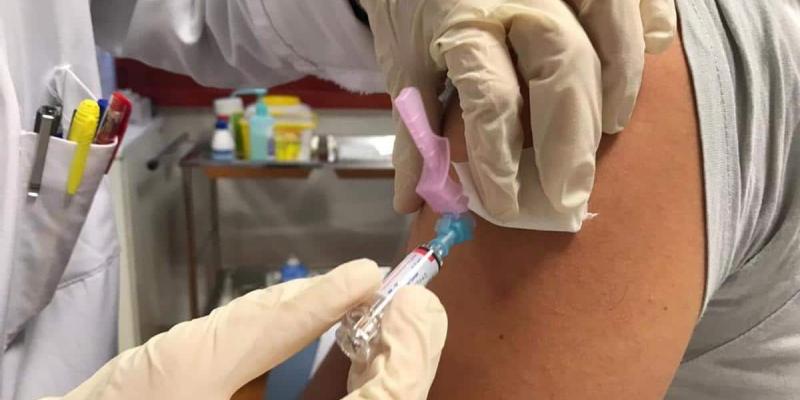 Imagen de un médico poniendo una vacuna/El Periódico Los expertos no recomiendan dosis de refuerzo a niños y adolescentes