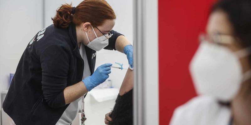 Imagen de una enfermera haciendo una prueba de Covid/El Independiente Aumentan los casos de Covid durante el verano