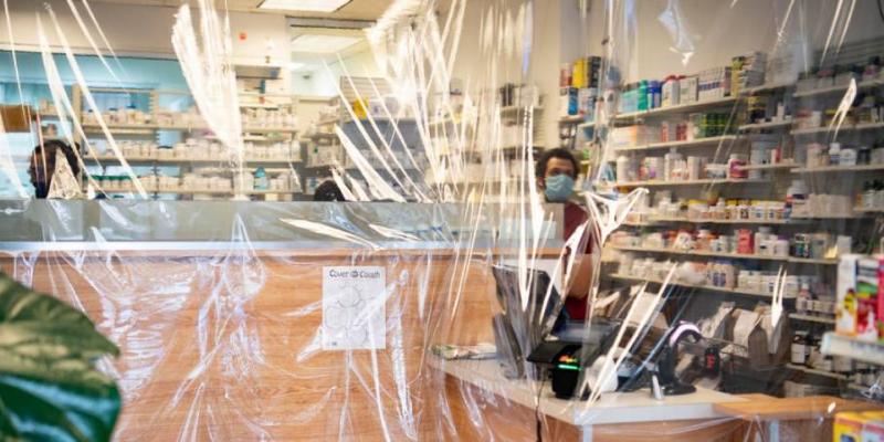 ONU/Evan Schneider Una farmacia en Nueva York utiliza paneles de plástico como medida de protección contra el COVID-19