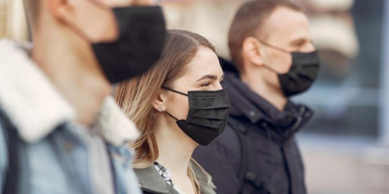 Servimedia Españoles con mascarillas
