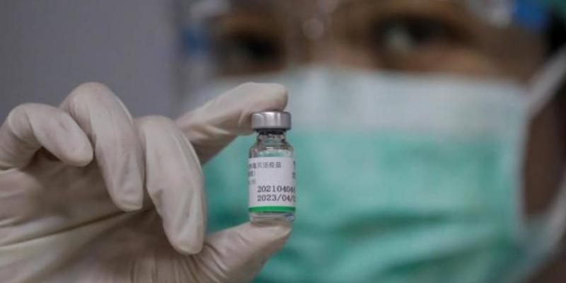 Una sanitaria sostiene un vial de una vacuna china contra la covid en Tailandia. EFE