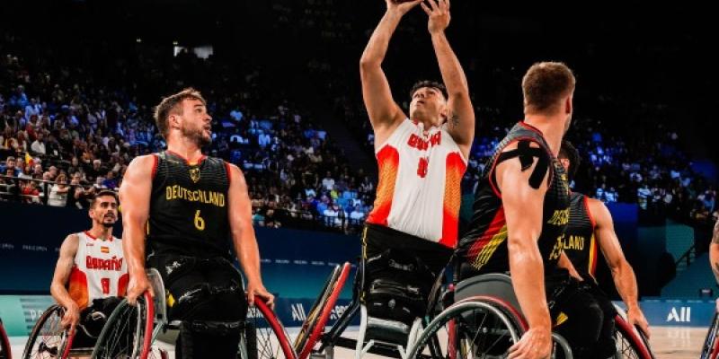 Pincho Ortega intenta encestar en el partido masculino de baloncesto en silla de ruedas entre España y Alemania en los Juegos Paralímpicos de París 2024 | Foto de CPE para Servimedia Pincho Ortega intenta encestar en el partido masculino de baloncesto en silla de ruedas entre España y Alemania en los Juegos Paralímpicos de París 2024