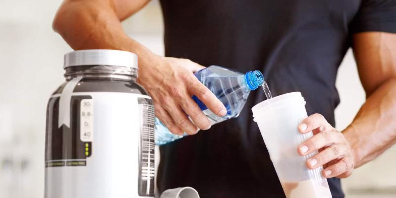 Imagen de un chico tomando batidos/envatoelements La creatina y su consumo responsable