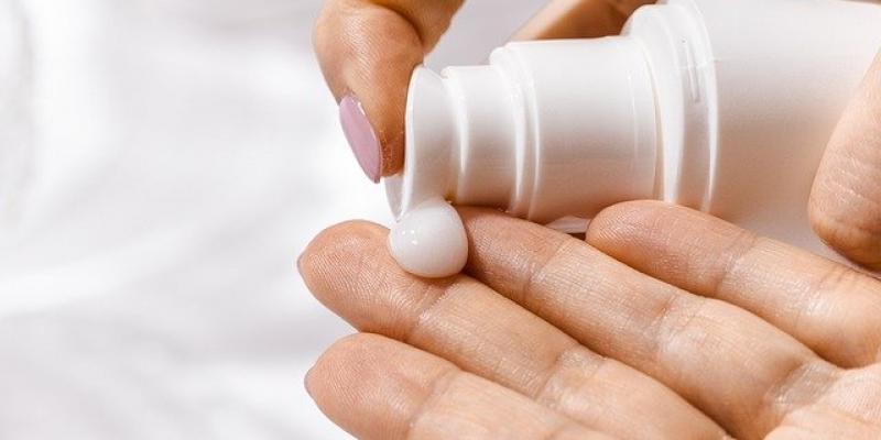 Datos de la crema hidratante/ Pixabay Persona aplicando crema hidratante