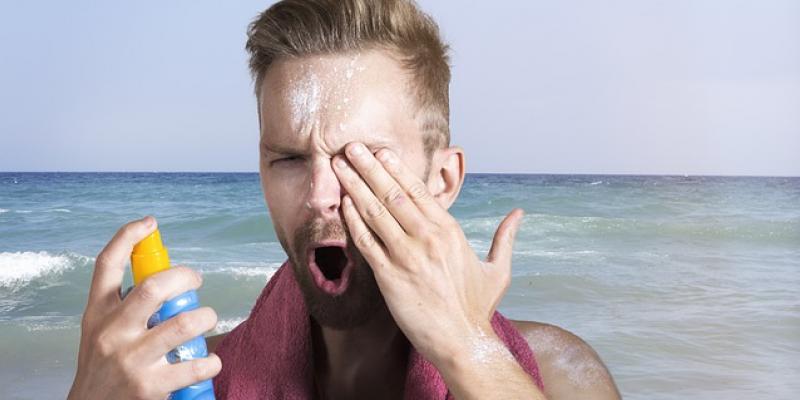 Imagen de Pixabay sobre cremas solares Hombre poniéndose crema solar en la cara