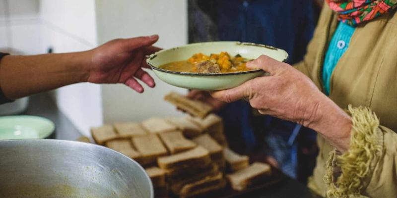 Imagen de una persona dando de comer a otra/undp Los países sufren una crisis alimentaria mundial