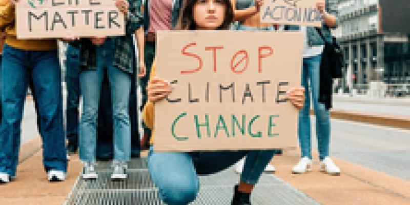Imagen de una manifestación climática/envatoelements La crisis climática influye en la educación de los niños