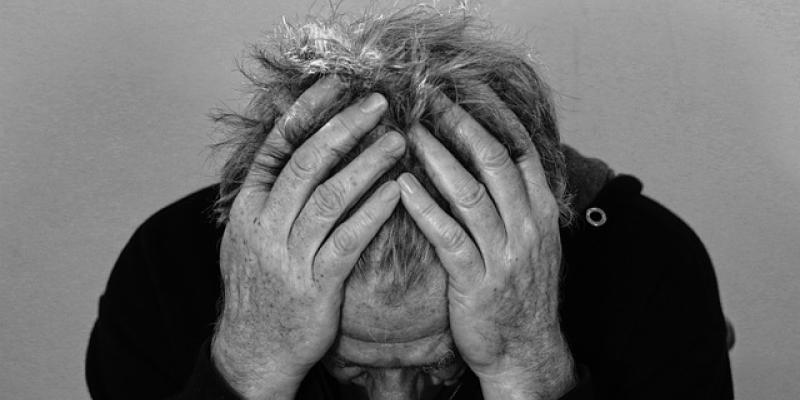 Crisis climática / Pixabay Hombre preocupado por la crisis climática