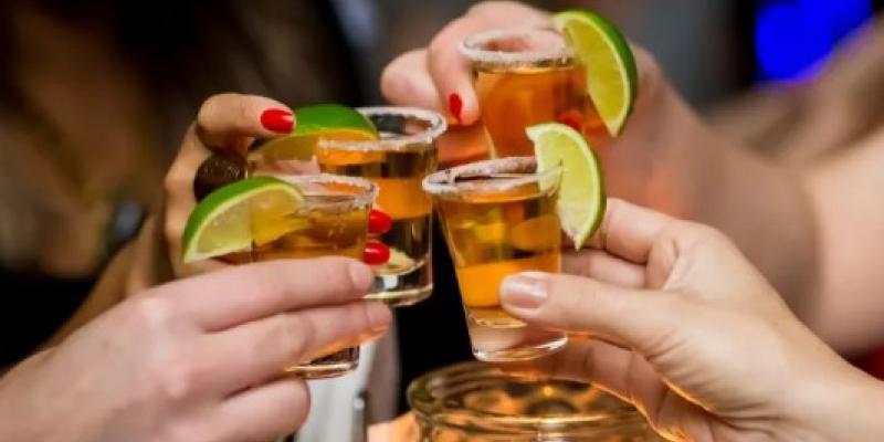 La crisis climática afectará a las bebidas alcohólicas como el tequila Personas que beben tequila brindando sin saber lo de la crisis climática
