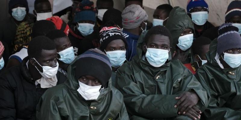 La crisis migratoria sigue aumentando/ EFE Inmigrantes rescatados cerca de Canarias